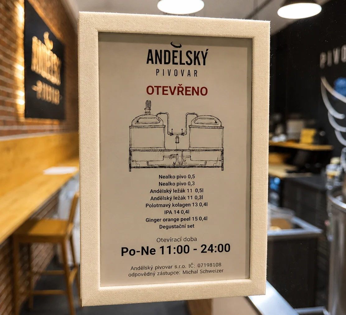 Živý obraz u vstupu do Andělského pivovaru