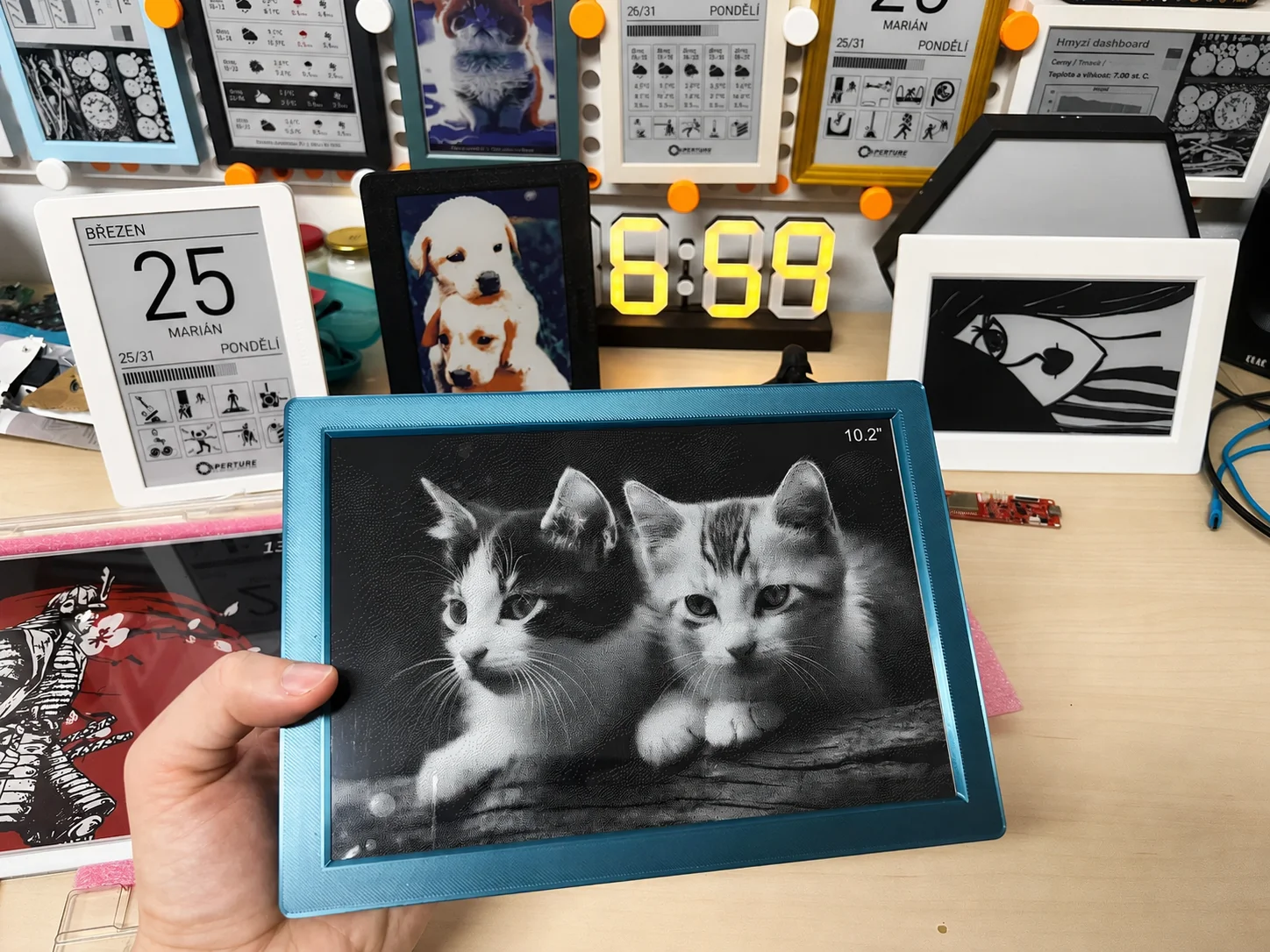 Černobílý e-paper displej s fotografií koťat